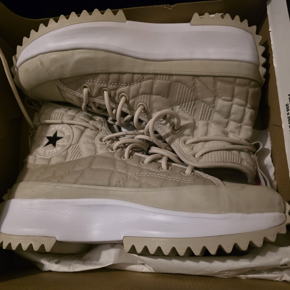 Converse Women's Quilted Ankle Boots in Cream and White